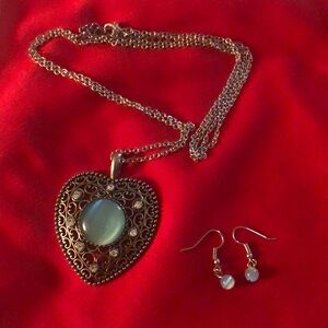 Vintage style heart with a light blue stone with earrings